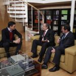 Pedro Sánchez durante su reunión con los presidentes de la CEOE, Juan Rosell, y Cepyme, Antonio Garamendi