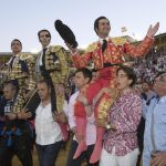 Padilla, Morante y Manzanares saliendo por la Puerta Grande en Jerez de la Frontera