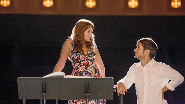 Lola Kirke en el papel de Hailey Ruttledge y el protagonista de la ficción, Gael García Bernal como Rodrigo
