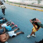 Un grupo de detenidos por las Fuerzas de Seguridad venezolanas por los saqueos durante uno de los apagones en Caracas