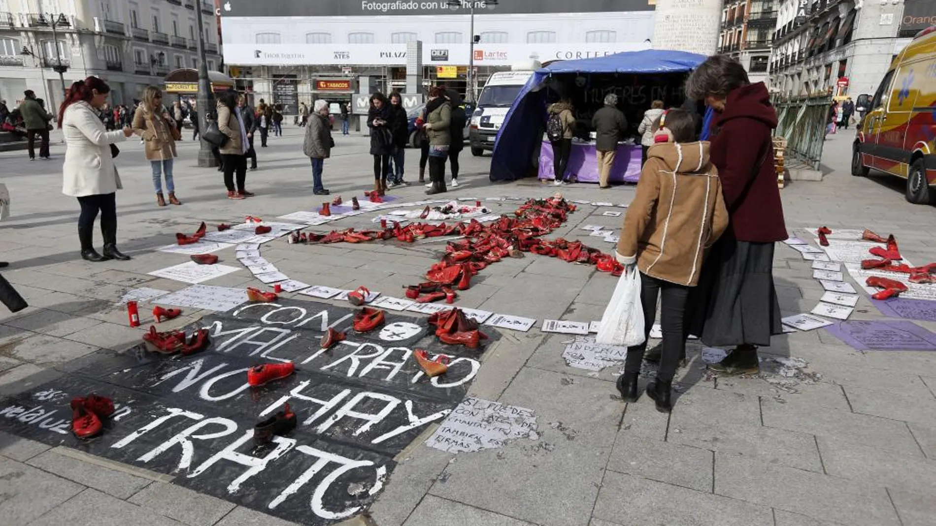 Protesta contra el maltrato a la mujer en la Puerta del Sol.