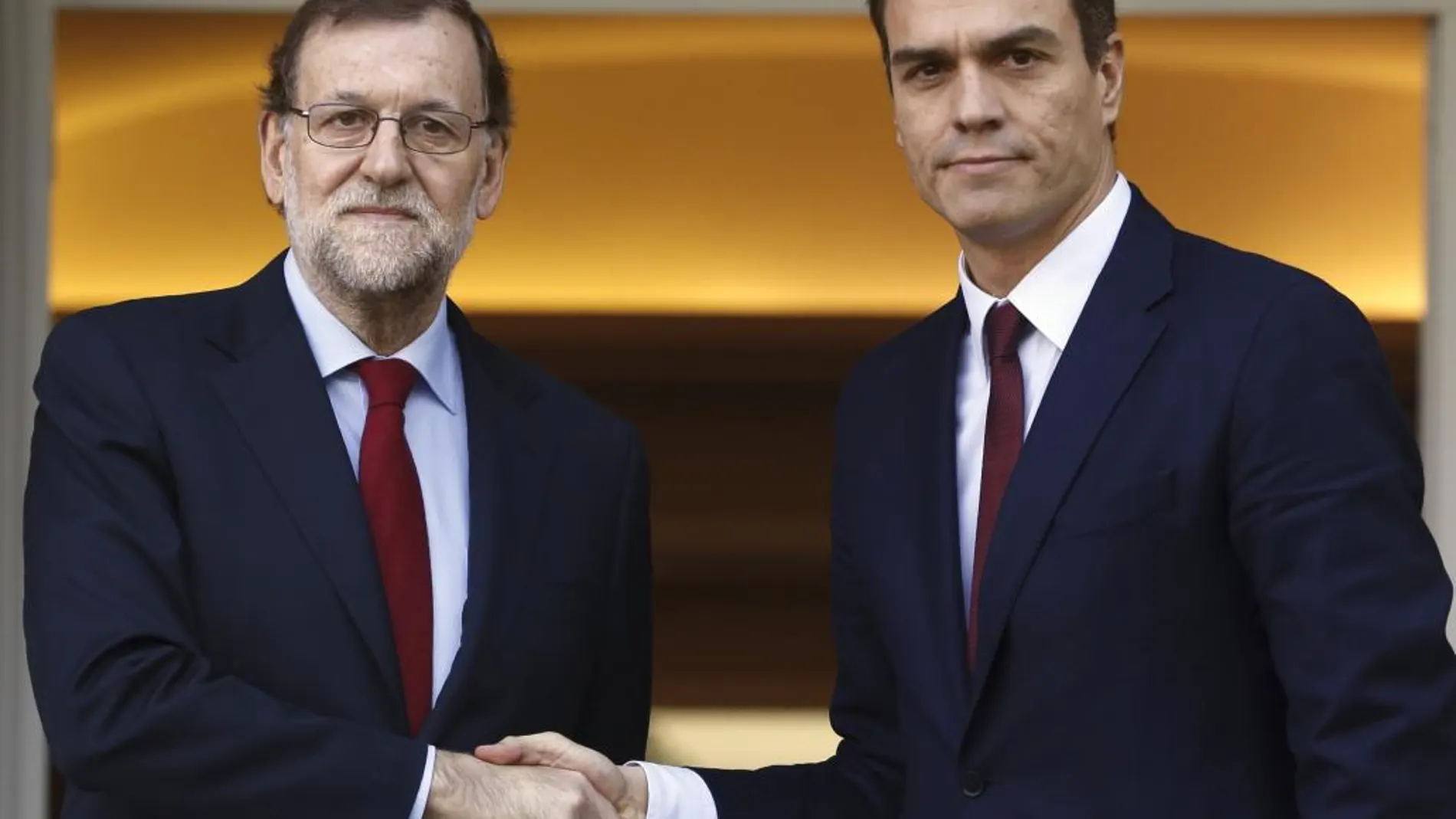 El presidente del Gobierno, Mariano Rajoy (i), y el líder del PSOE, Pedro Sánchez (d), se han saludado hoy, en el Palacio de La Moncloa, antes de iniciar su primera reunión tras las elecciones generales en la que van a sondear los escenarios de gobernabilidad que se abren tras los resultados de las urnas.