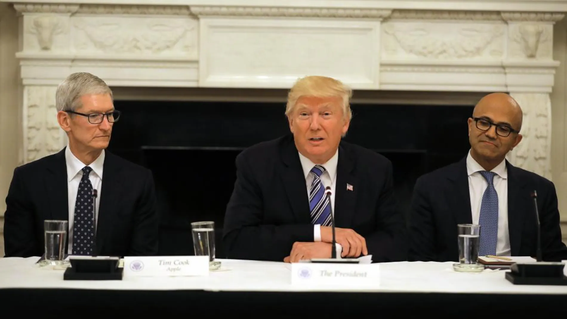 Trump, rodeado de Tim Cook, CEO de Apple, y Satya Nadella, CEO de Microsoft, en la reunión mantenida en la Casa Blanca