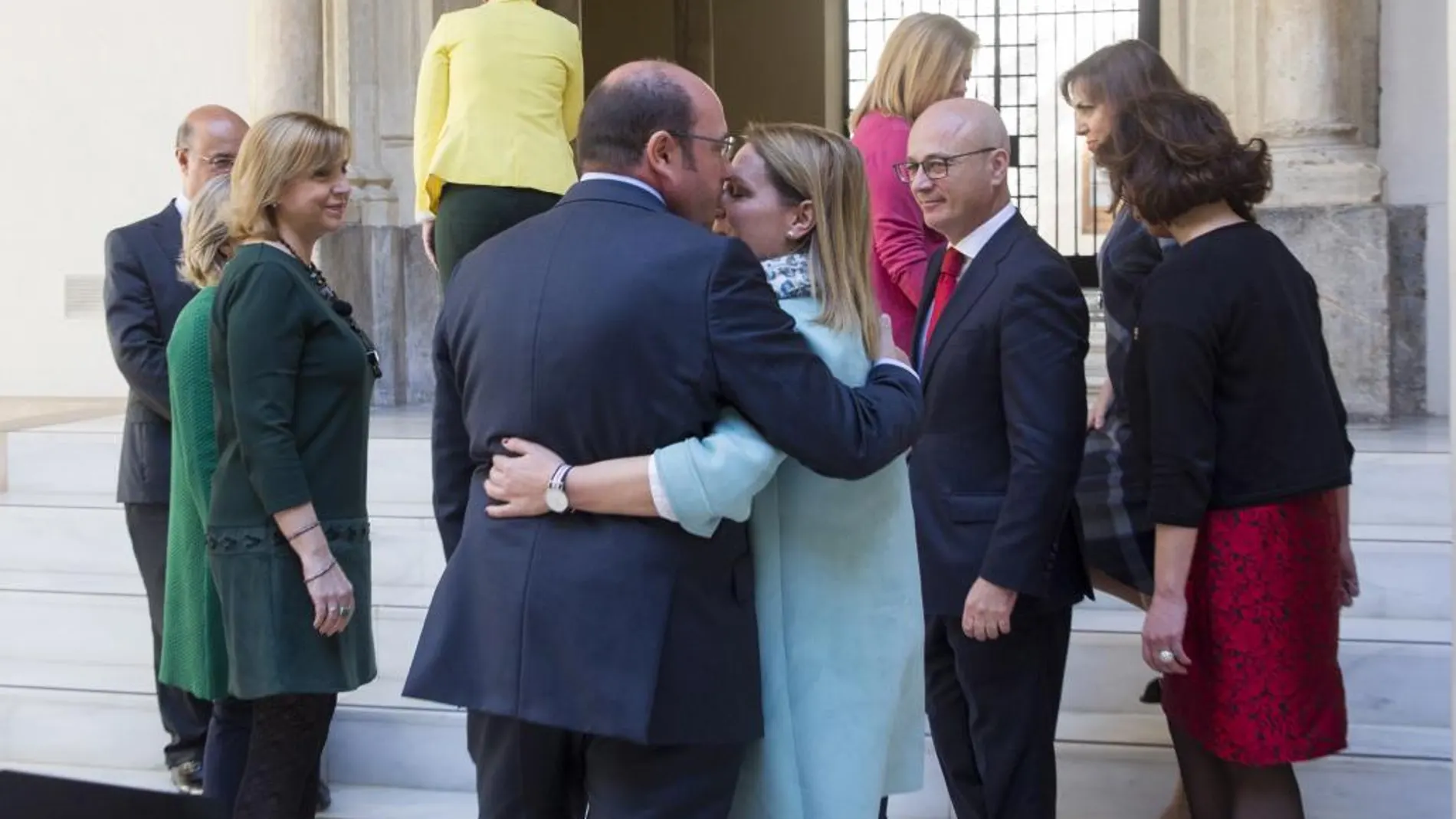 El presidente de la Región de Murcia Pedro Antonio Sánchez y su mujer Nuria Navajas (de espaldas centro) acompañados por todos los consejeros de su gobierno.