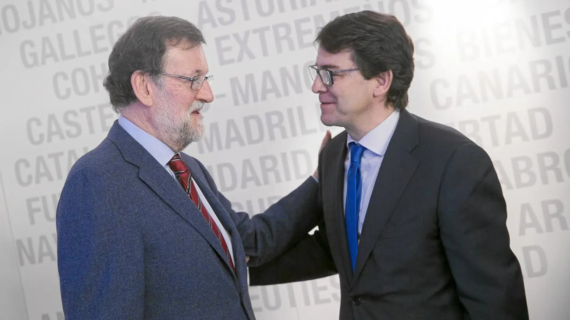 El nuevo presidente del PP de Castilla y León, Alfonso Fernández Mañueco, saluda al líder nacional Mariano Rajoy, antes de participar en el Comité Ejecutivo