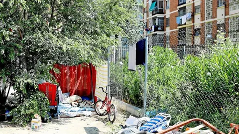 El campamento «aparece» en ocasiones en un solar entre edificios en construcción situado junto a la A-5. En otras ocasiones, su pobladores se refugian en un paso bajo la carretera