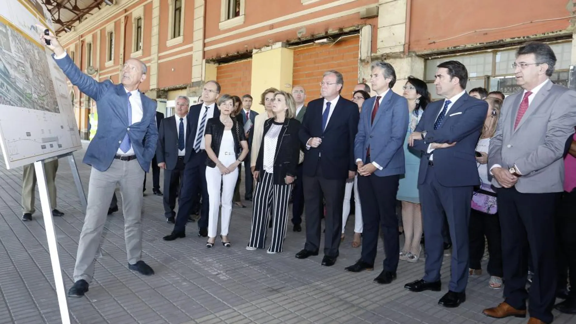 De la Serna, en la presentación de los proyectos junto a Antonio Silván, María José Salgueiro, Juan Martínez Majo y Juan Carlos Suárez-Quiñones, entre otros