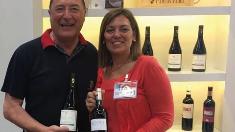 La consejera Milagros Marcos junto al empresario bodeguero Carlos Moro, en Burdeos