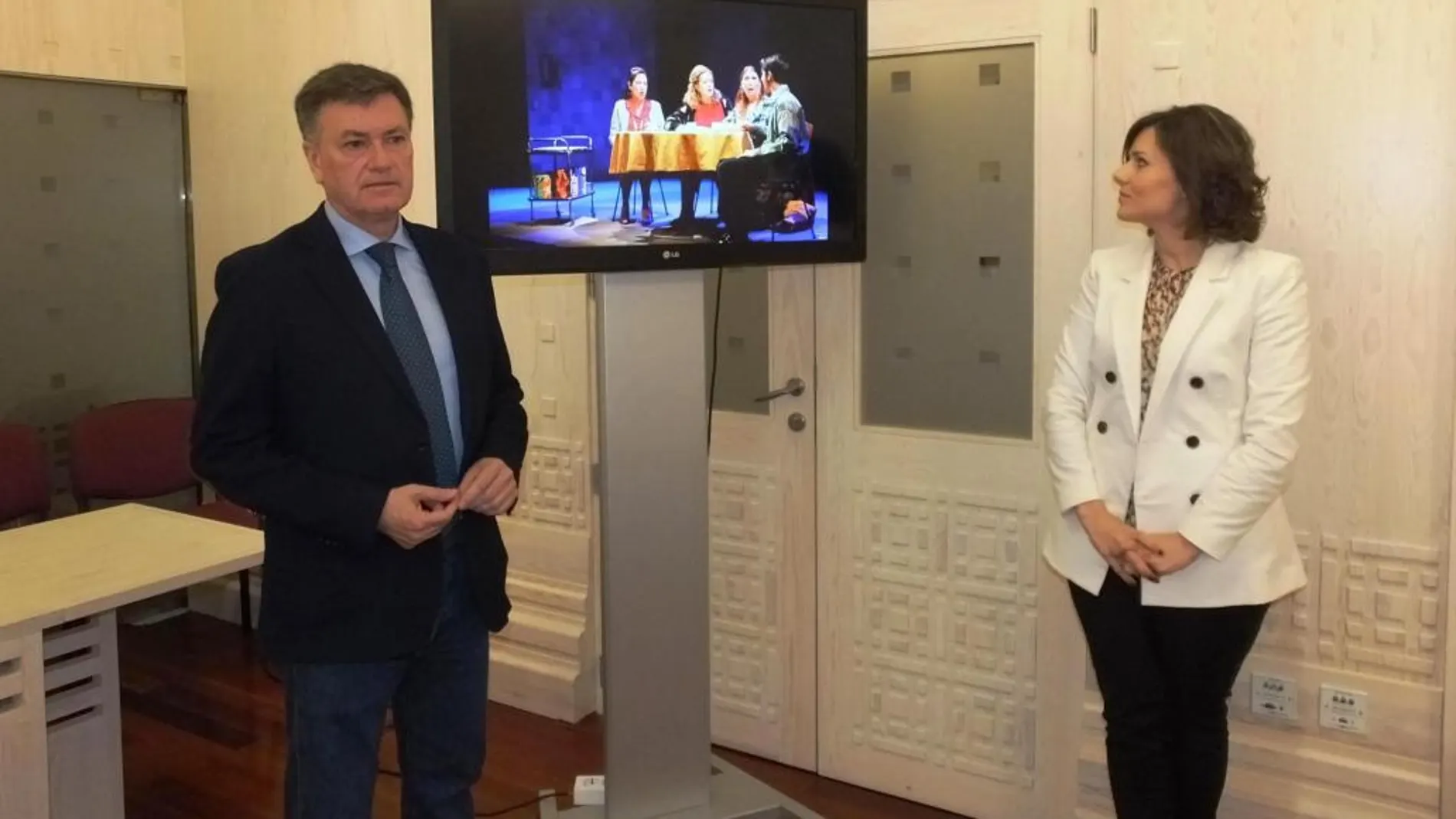 Francisco Vázquez hace balance cultural junto a la diputada Sara Dueñas