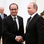 Vladimir Putin, estrecha la mano de Francois Hollande, al comienzo de su encuentro en Moscú