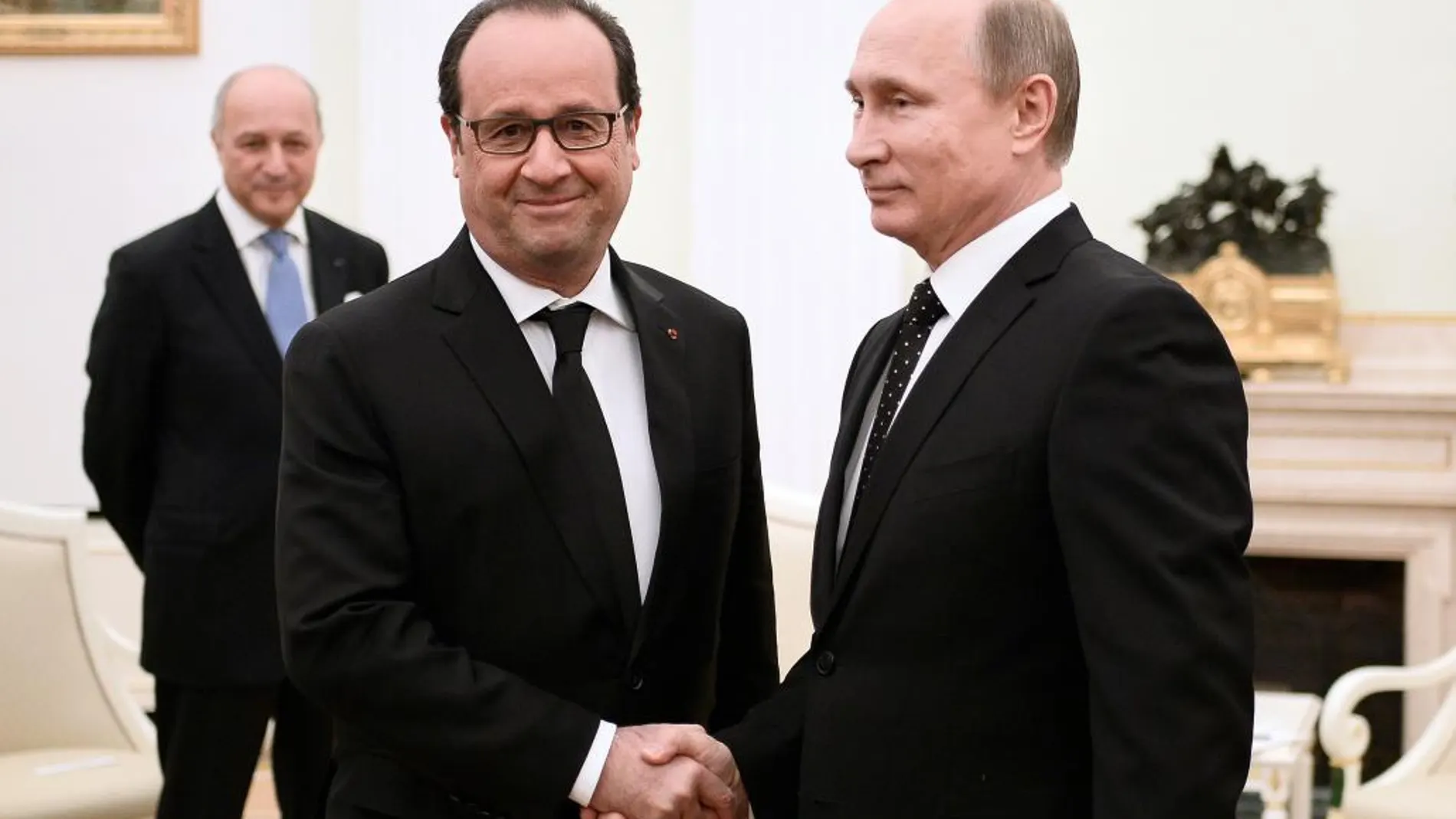 Vladimir Putin, estrecha la mano de Francois Hollande, al comienzo de su encuentro en Moscú