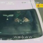 Una cámara detecta a un conductor utilizando el teléfono móvil mientras conduce