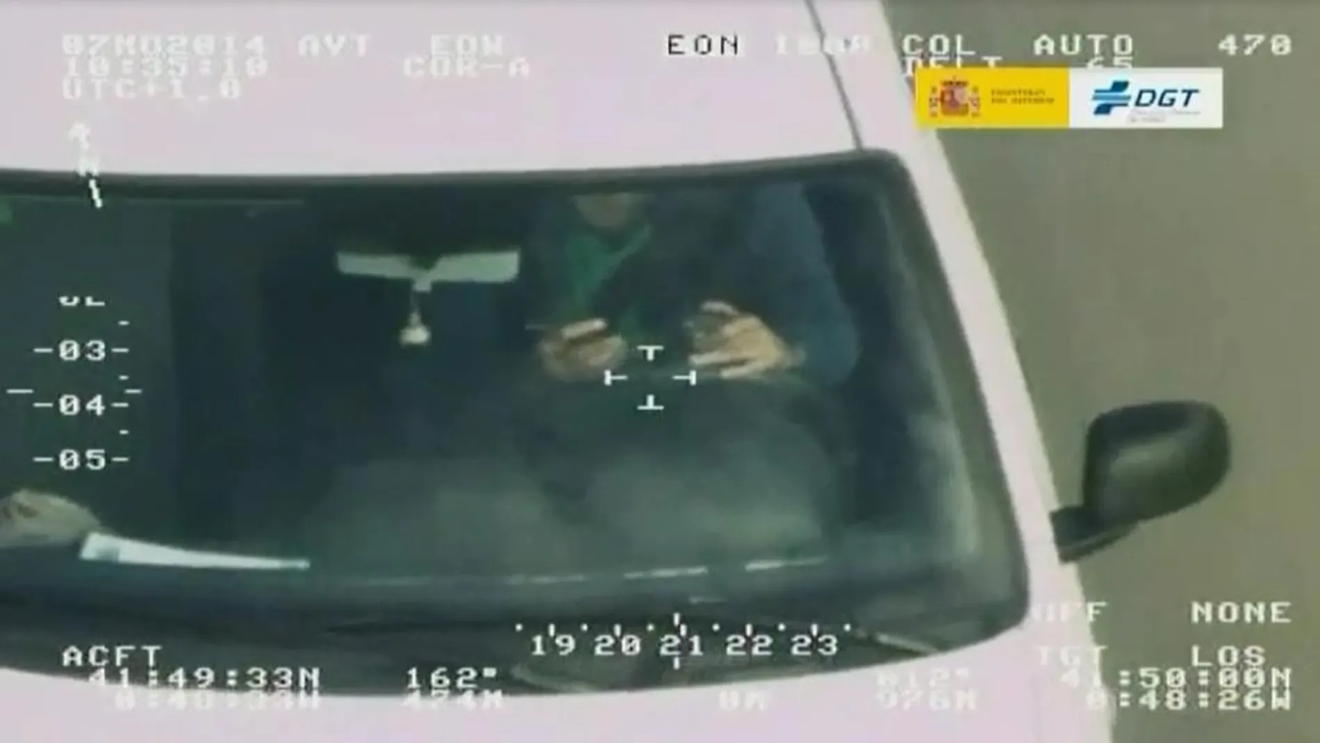 Una cámara detecta a un conductor utilizando el teléfono móvil mientras conduce