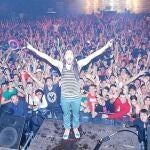 Minutos antes de que comenzara la actuación del DJ Steve Aoki se ordenó la apertura de un portón de emergencias por la que accedieron directamente a la pista más de dos mil personas.