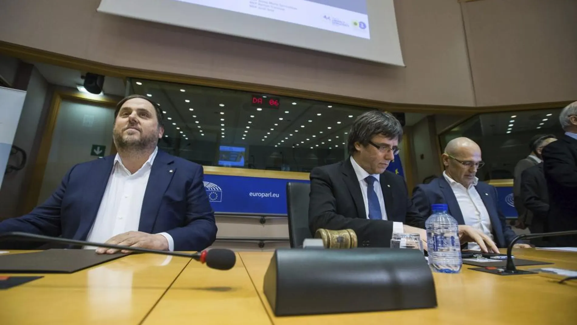 De izquierda a derecha: Oriol Junqueras, Carles Puigdemont y Raül Romeva, durante la conferencia que han ofrecido en el Parlamento Europeo.