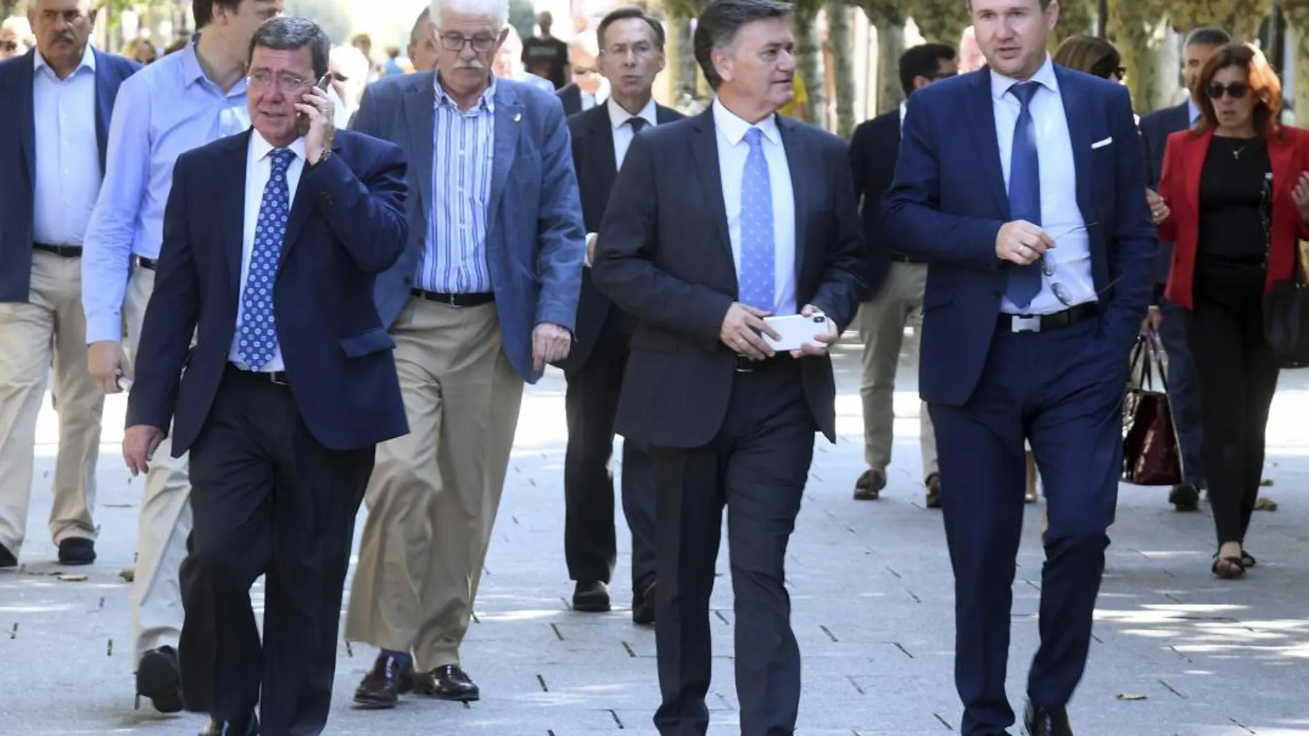 El alcalde de Burgos, Javier Lacalle; el presidente de la Diputación provincial, César Rico; y el secretario autonómico del PP en la Comunidad, Francisco Vázquez, se dirigen al encuentro