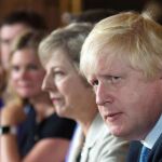 El secretario de Estado, Boris Johnson, junto a Theresa May