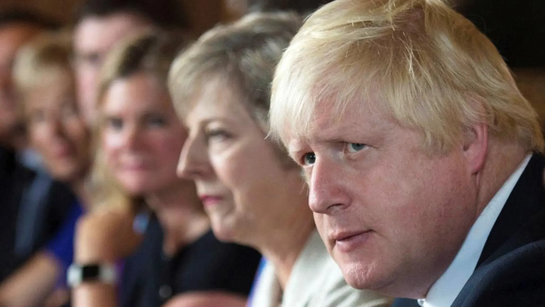 El secretario de Estado, Boris Johnson, junto a Theresa May
