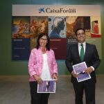 La directora general de la Fundación Bancaria «la Caixa», Elisa Durán, y el director de CaixaForum Sevilla, Moisés Roiz, presentaron la nueva programación / Foto: Manuel Olmedo