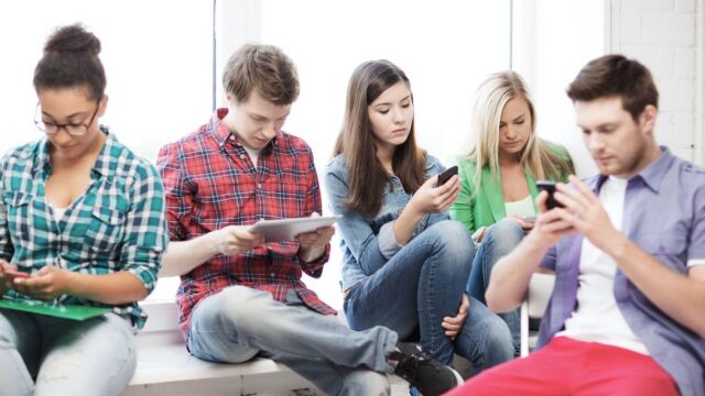 El 15,4% de los españoles realiza un uso del móvil muy elevado