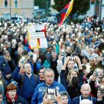 Manifestantes utilizan las linternas de sus móviles en la marcha ultraderechista celebrada ayer en Chemnitz (Sajonia)