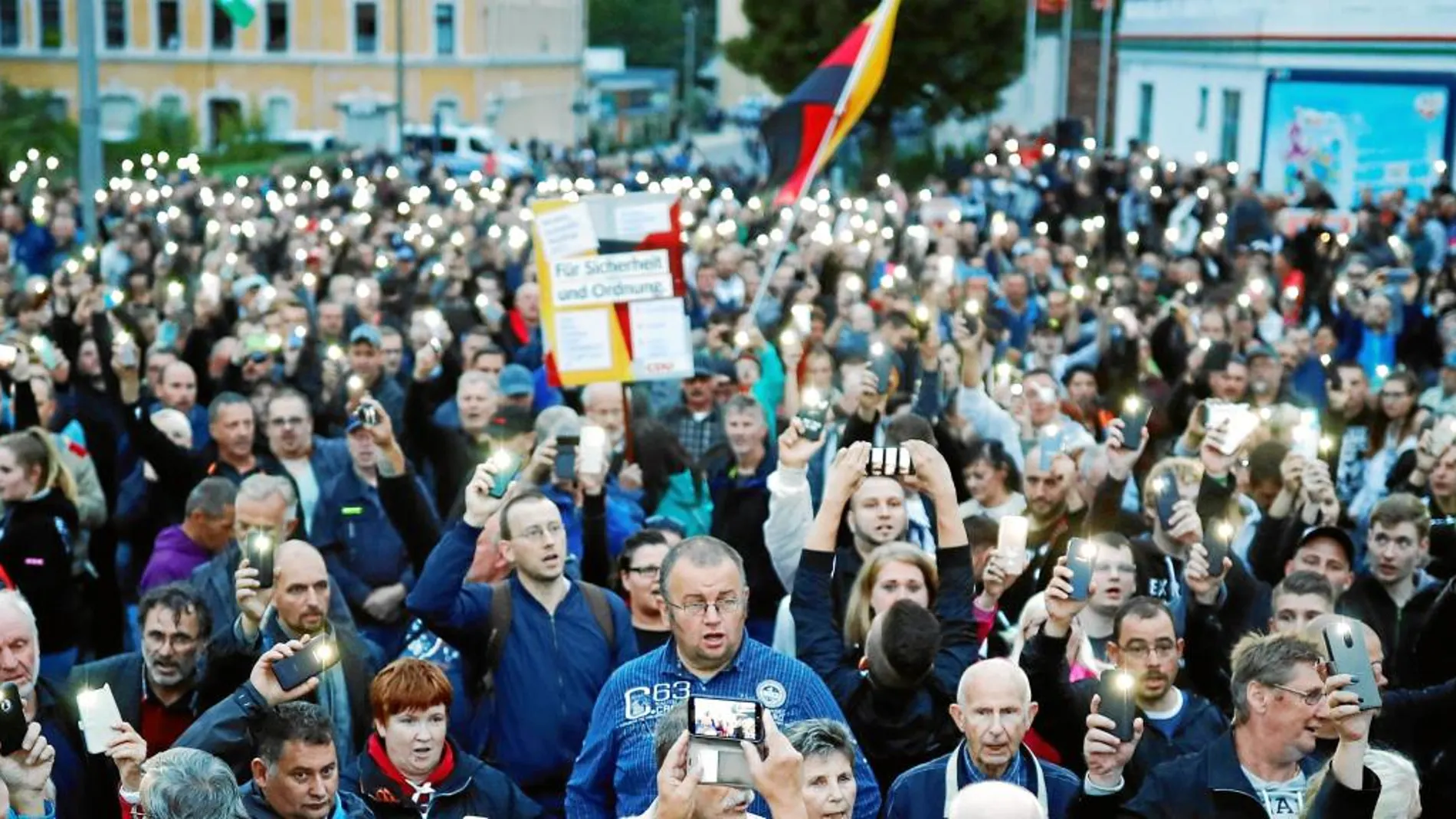 Manifestantes utilizan las linternas de sus móviles en la marcha ultraderechista celebrada ayer en Chemnitz (Sajonia)