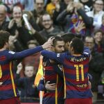 Los jugadores del FC Barcelona celebran el primer gol, marcado por el delantero argentino Leo Messi.