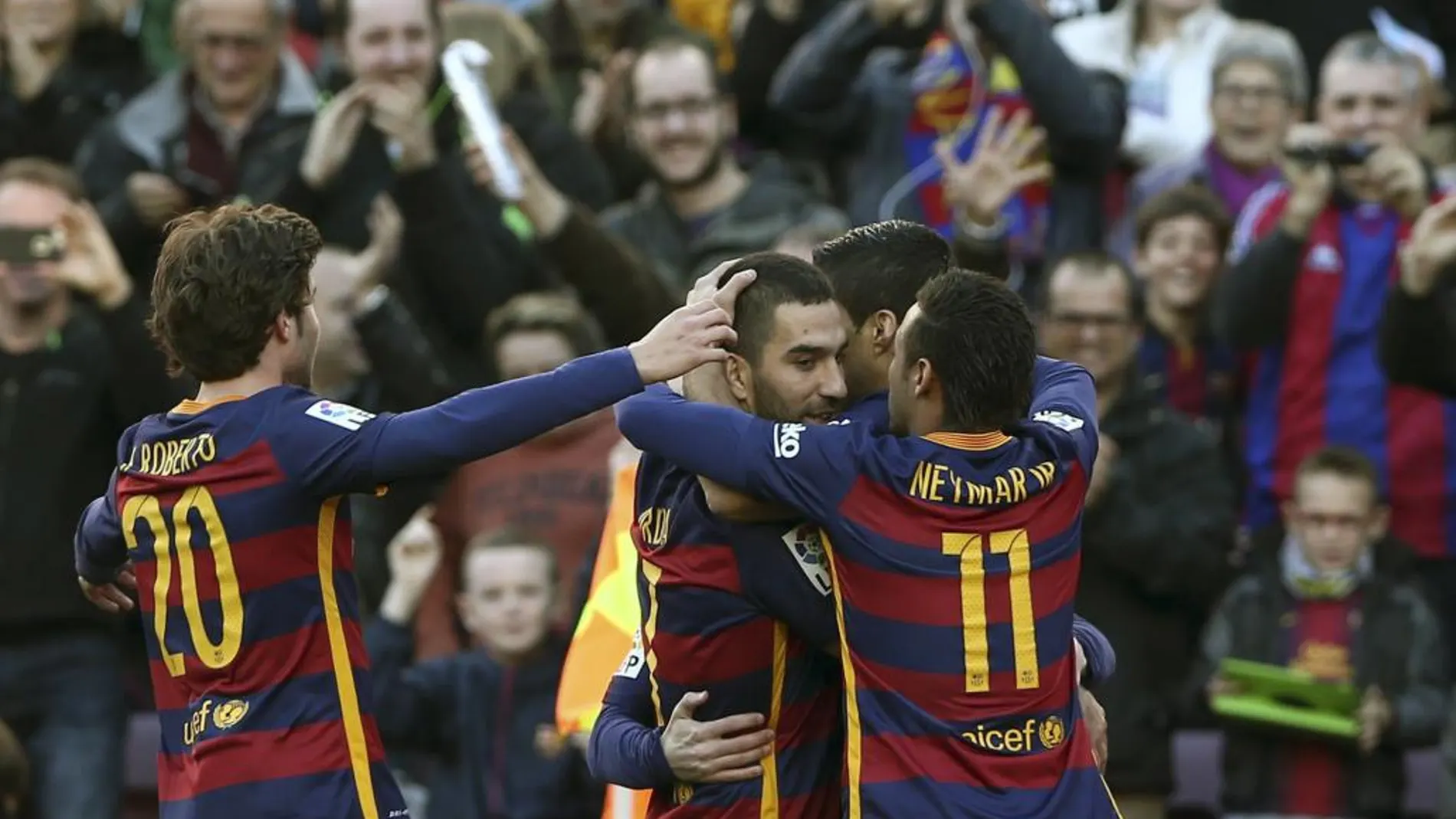 Los jugadores del FC Barcelona celebran el primer gol, marcado por el delantero argentino Leo Messi.