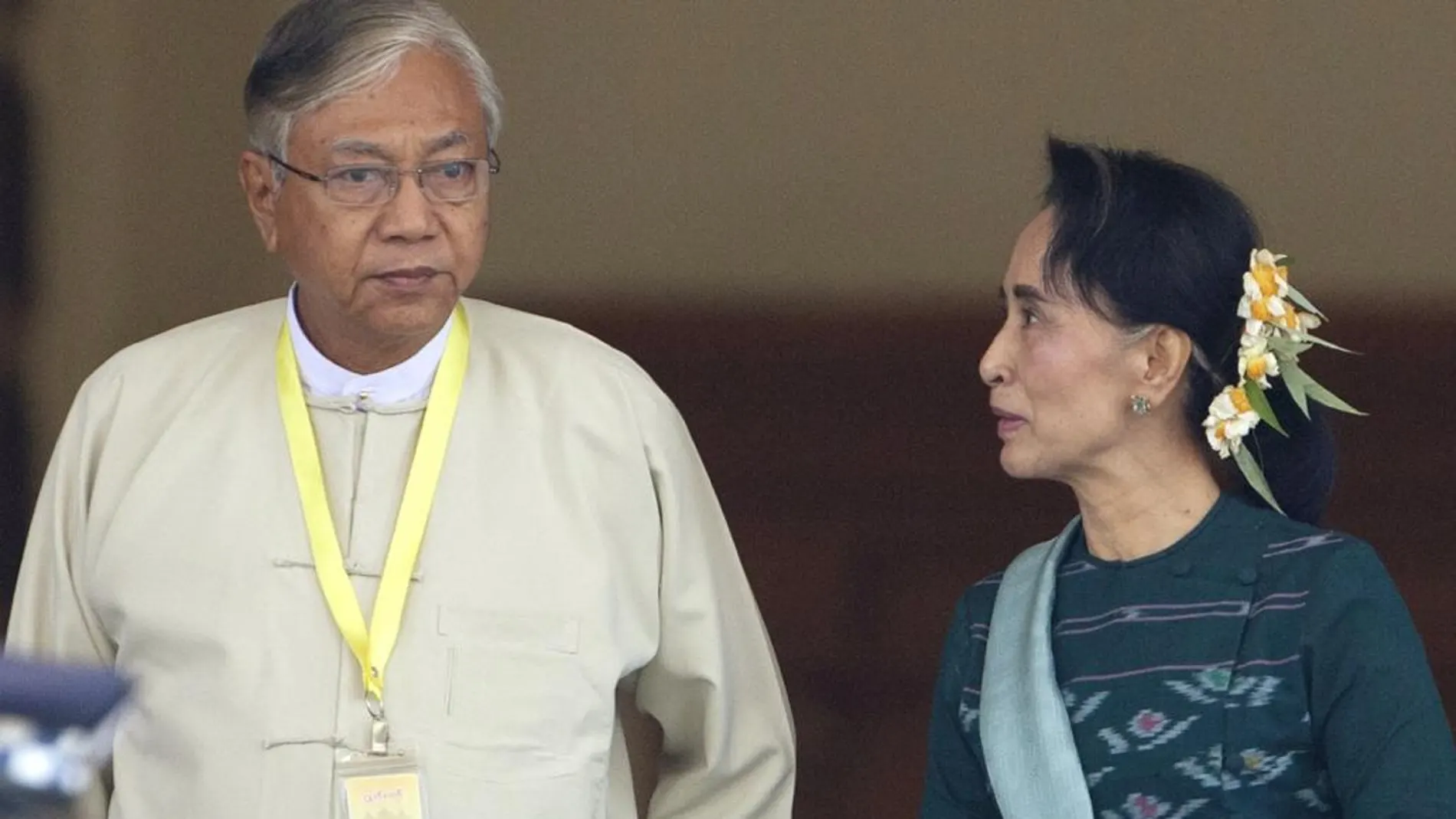 Htin Kyaw, junto a Aung San Suu Kyi