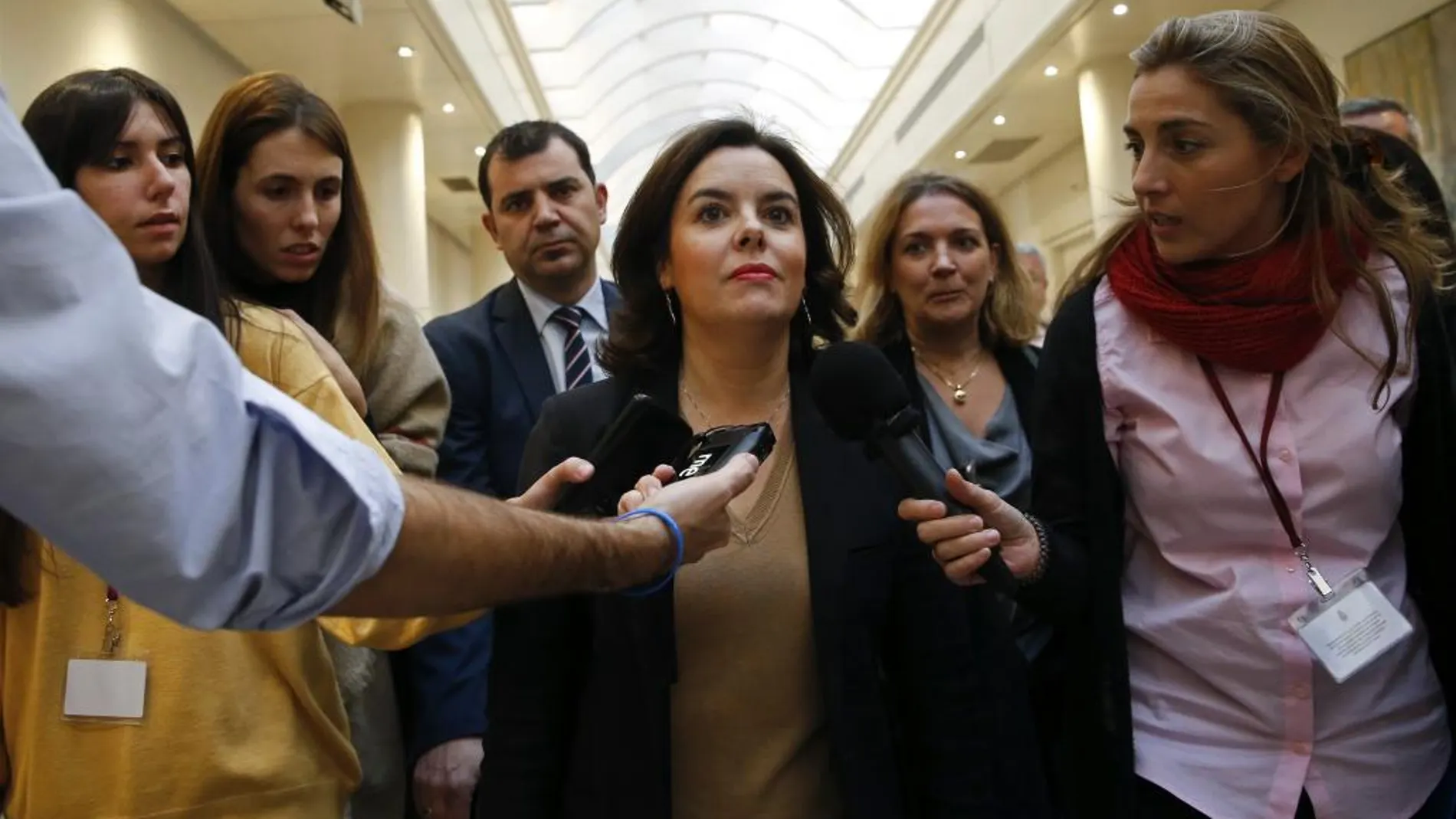 Soraya Sáenz de Santamaría atiende a los medios en los pasillos del Senado.