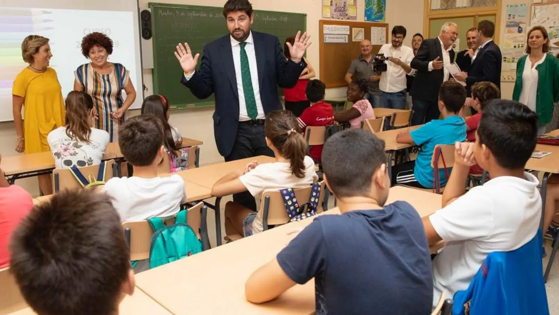 LA RAZÓN. El presidente de la Comunidad, Fernando López Miras, visitó ayer dos colegios de Cehegín, primer municipio de España en comenzar el curso escolar, junto a la consejera del ramo, Adela Martínez-Cachá