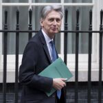 El ministro de Economía británico, Philip Hammond, abandona el 10 de Downing Street en Londres, Reino Unido, hoy.