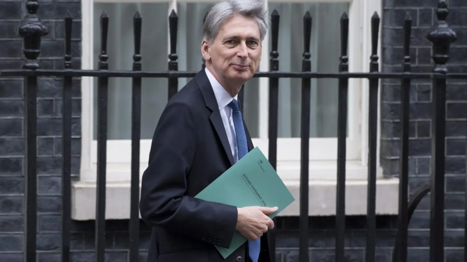 El ministro de Economía británico, Philip Hammond, abandona el 10 de Downing Street en Londres, Reino Unido, hoy.