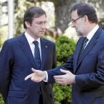 El presidente del Gobierno, Mariano Rajoy, ayer junto al primer ministro de la República de Portugal, Pedro Passos Coelho, en los jardines de La Moncloa