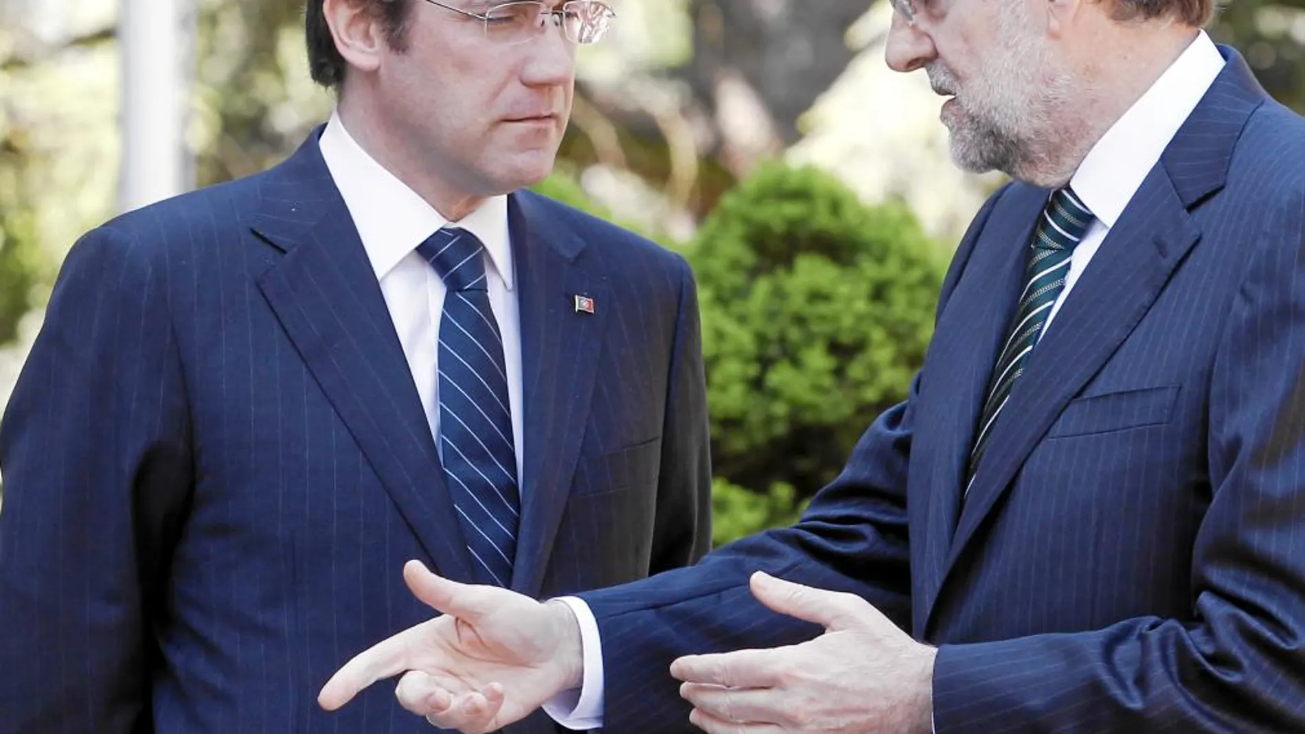 El presidente del Gobierno, Mariano Rajoy, ayer junto al primer ministro de la República de Portugal, Pedro Passos Coelho, en los jardines de La Moncloa
