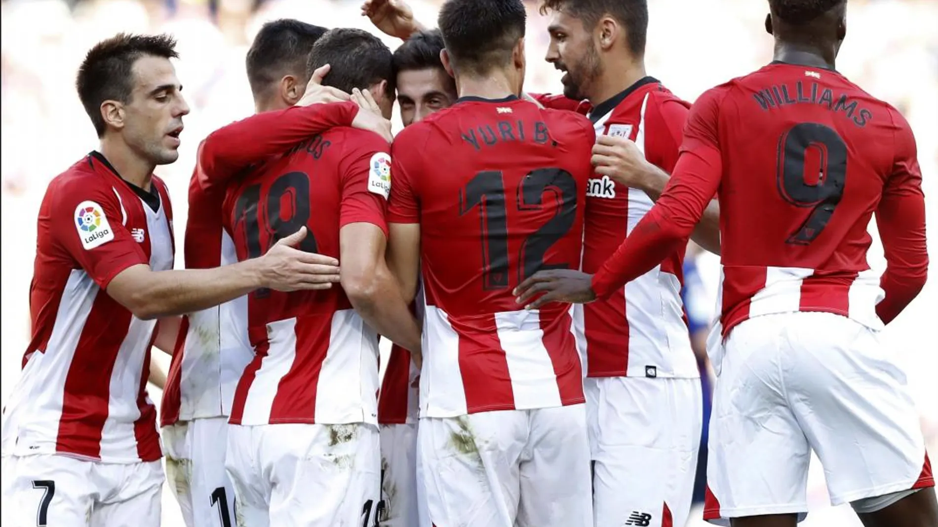 Óscar De Marcos celebra con sus compañeros, el gol que ha marcado ante el FC Barcelona.
