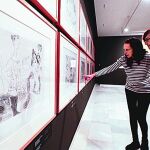 Dos mujeres observan algunos de los grabados de Picasso en la exposición