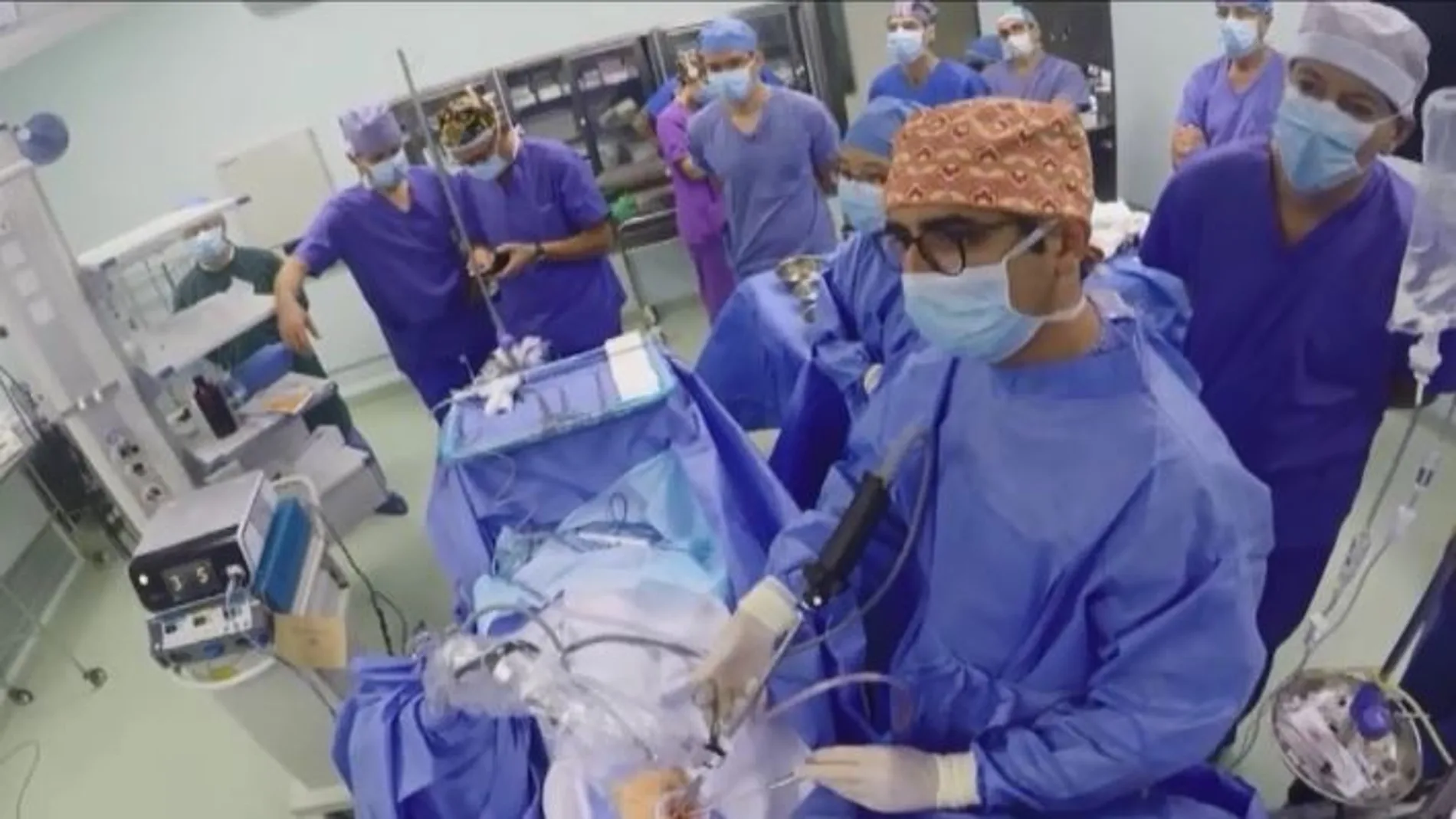 Un cirujano español, pionero en extirpar tumores de pulmón ayudado por un brazo robotizado