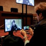 Un periodista toma imágenes de una televisión en la que se muestra a Patrick Nogueira, durante la lectura pública de la sentencia/Foto: Efe
