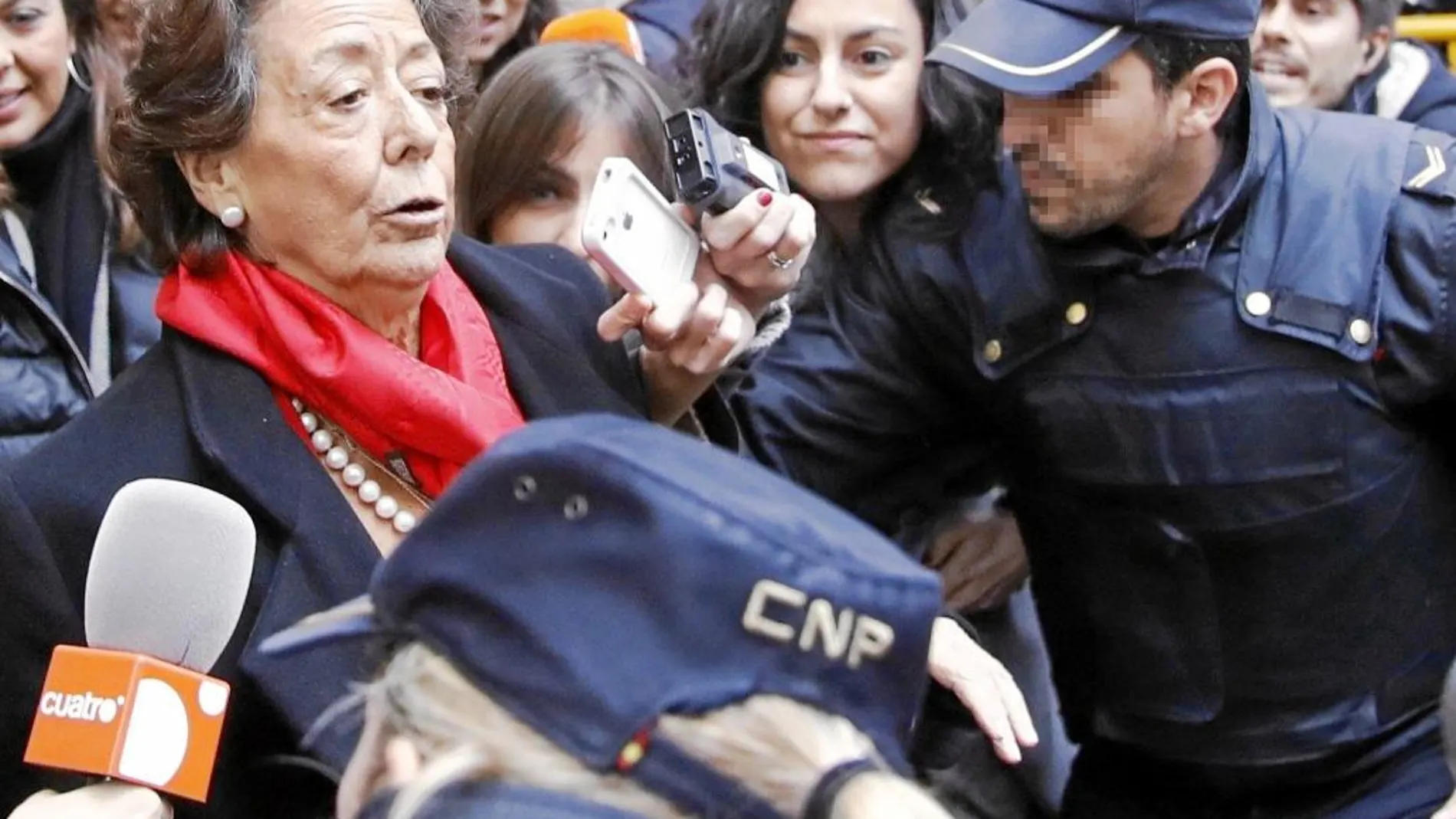 La última vez que las cámaras pudieron captar una imagen de la ex alcaldesa valenciana fue el pasado lunes, tras su declaración ante el Tribunal Supremo