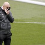 El entrenador del Real Madrid, Zinedine Zidane, durante el entrenamiento que la plantilla ha realizado hoy en Valdebebas para preparar el partido que disputarán mañana contra Osasuna en El Sadar