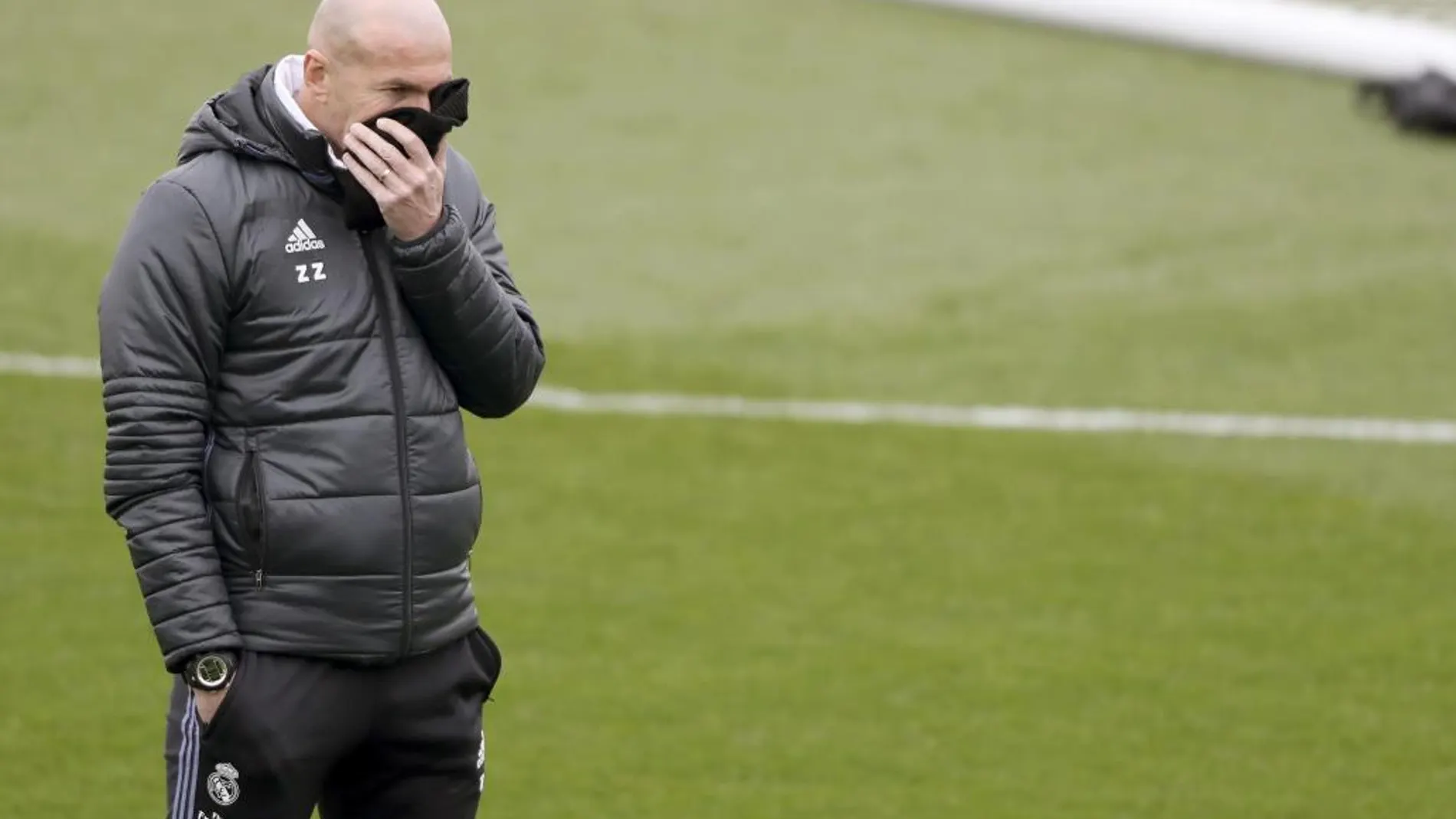 El entrenador del Real Madrid, Zinedine Zidane, durante el entrenamiento que la plantilla ha realizado hoy en Valdebebas para preparar el partido que disputarán mañana contra Osasuna en El Sadar