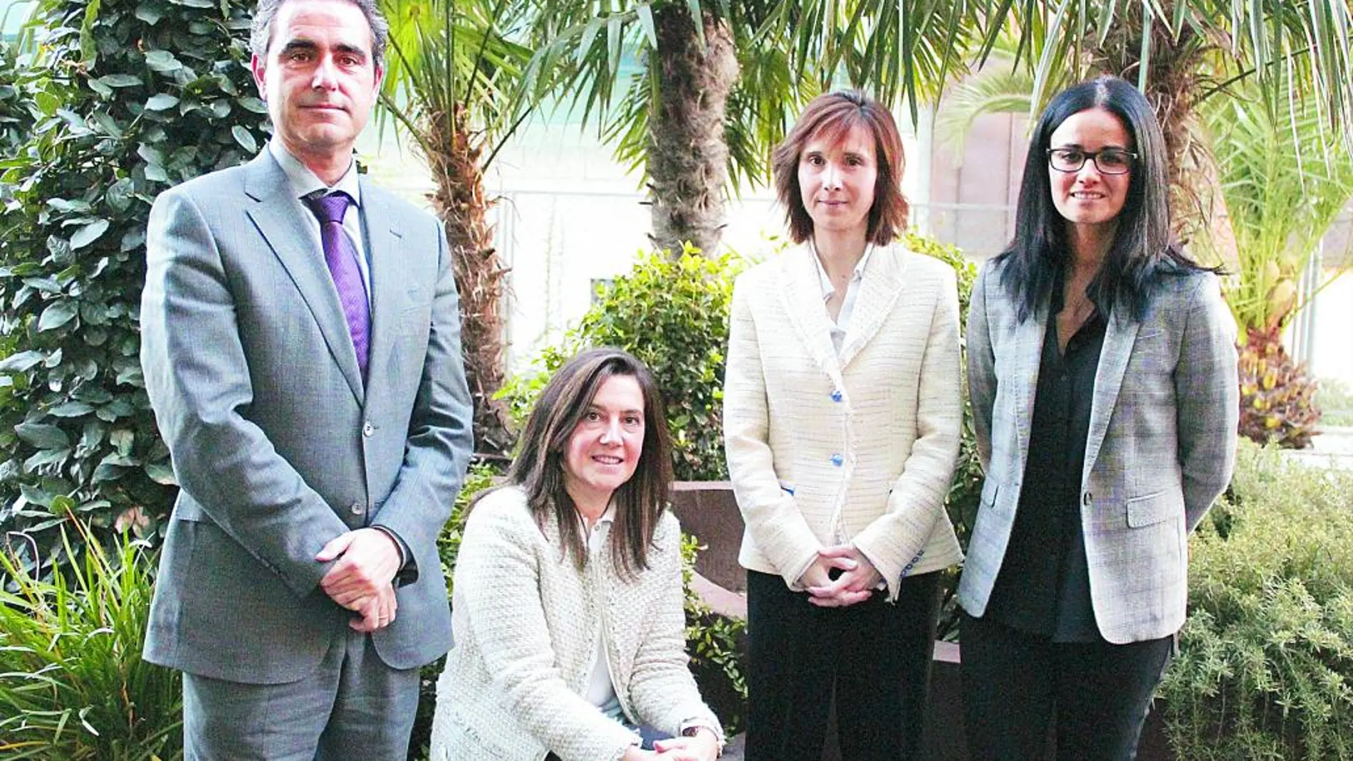De izda a dcha, el doctor José Gutiérrez, la doctora María Teresa Marín, Mercedes Maderuelo, de FEDE, y Esther Espinosa, de Novartis