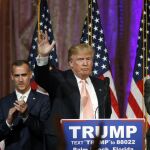 El candidato republicano Donald Trump saluda a sus partidarios en el club Mar-a-Lago en Palm Beach