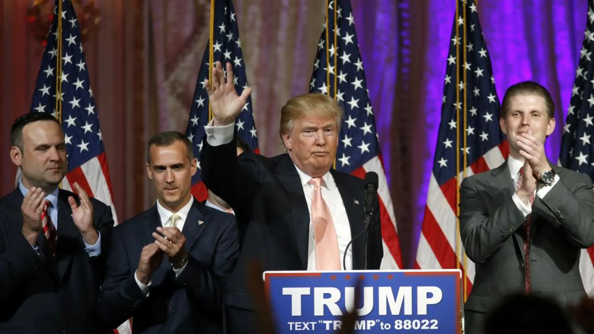 El candidato republicano Donald Trump saluda a sus partidarios en el club Mar-a-Lago en Palm Beach