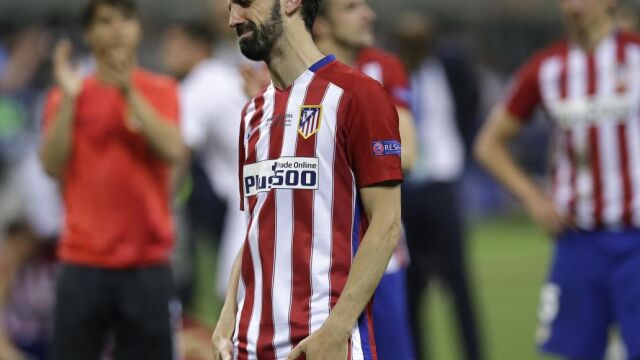 El jugador del Atlético de Madrid Juanfran, tras fallar el penalti en la final de la Liga de Campeones.