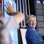 La candidata demócrata, Hillary Clinton, sonriendo a sus simpatizantes en un mítin de Des Moines, Iowa