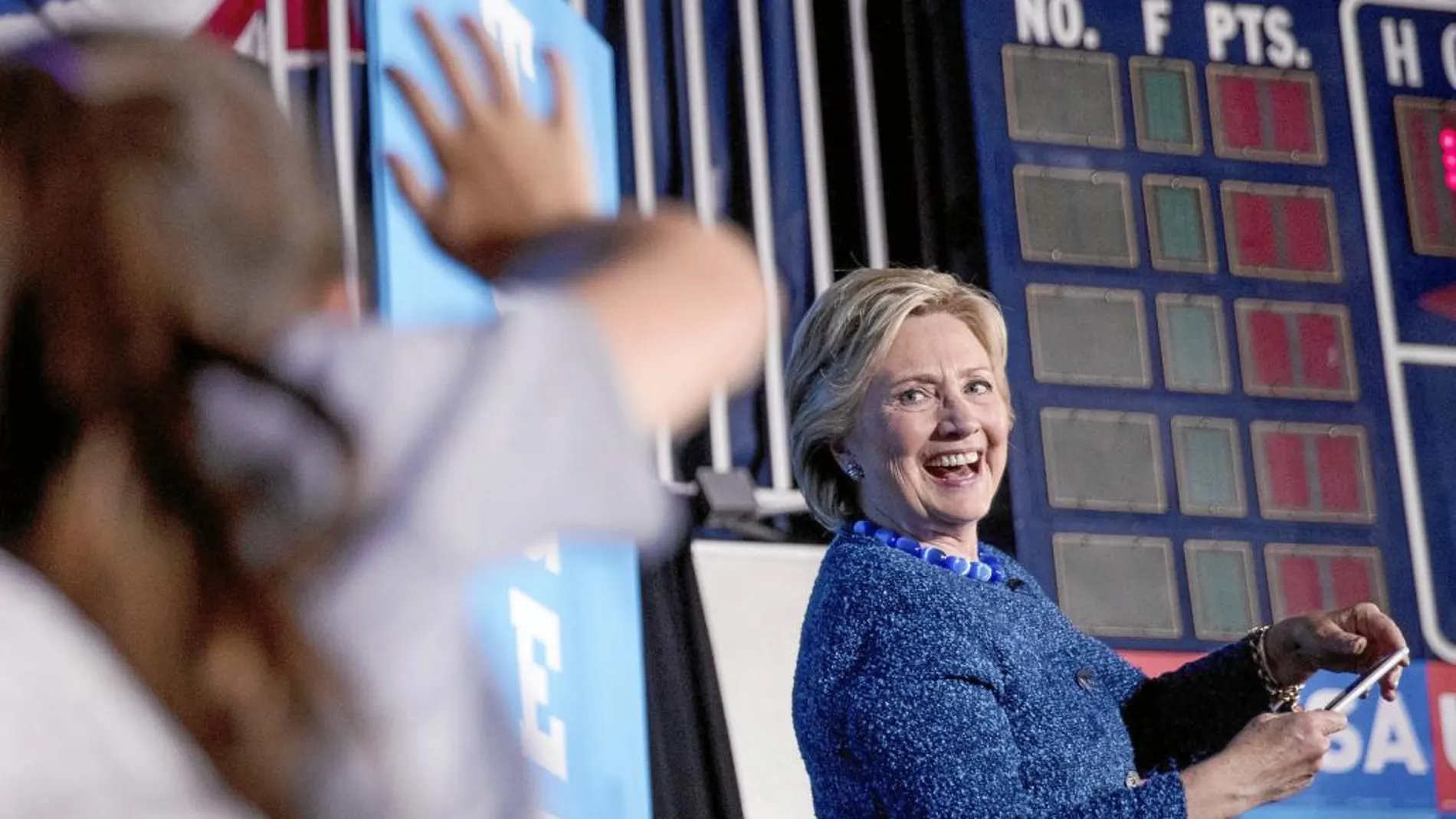 La candidata demócrata, Hillary Clinton, sonriendo a sus simpatizantes en un mítin de Des Moines, Iowa