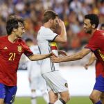 Silva y Busquets se estrechan la mano y se felicitan tras uno de los goles del jugador del City. El canario fue el encargado de firmar el triunfo de España