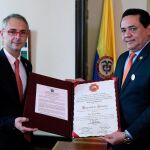 El rector de la Universidad de Salamanca, Ricardo Rivero, recibe una condecoración de manos del representante del Congreso colombiano, Jorge Burgos